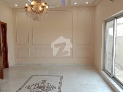 ڈی ایچ اے فیز 8 ڈیفنس (ڈی ایچ اے),لاہور میں 5 کمروں کا 1 کنال مکان 10.75 کروڑ میں برائے فروخت۔