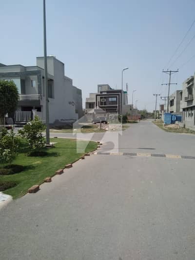 10 MARLA CORNER PLOT FOR SALE IN EXECUTIVE BLOCK PARAGON CITY LAHORE