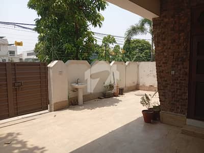 ڈی ایچ اے فیز 3 - بلاک زیڈ فیز 3,ڈیفنس (ڈی ایچ اے),لاہور میں 4 کمروں کا 10 مرلہ مکان 1.95 لاکھ میں کرایہ پر دستیاب ہے۔