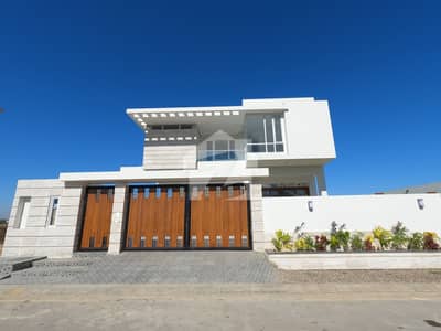 666 Square Yards House In DHA Phase 8 For Sale