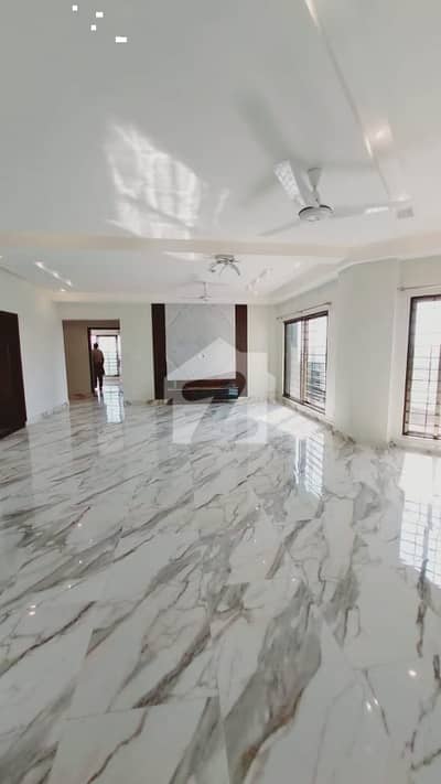 12 MARLA 4 BEDROOM NEW APARTMENT AVAILABLE FOR SALE