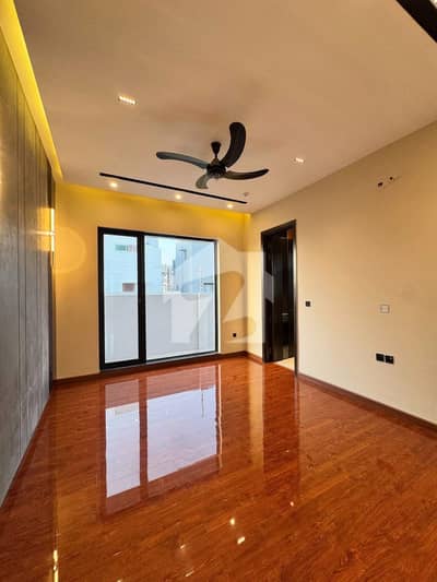 1 KANAL ELEGANT & FULLY MAINTAINED SUPER HOT LOCATED BUNGALOW IS AVAILABLE IN DHA, LAHORE.