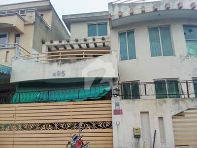 I-8 Beautiful Upper Portion With Servant For Rent.
