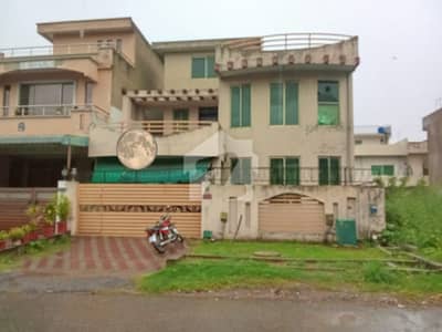 I-8 Beautiful Upper Portion With Servant For Rent