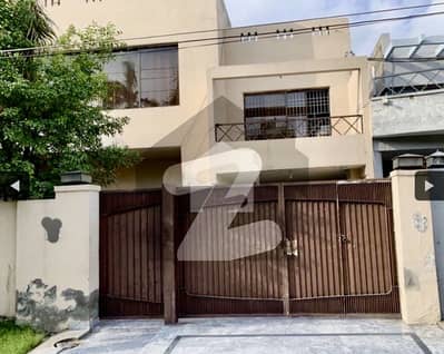 Excellent Location One Kanal, Two Floor Levels Beautiful House.