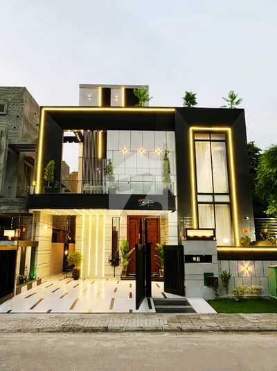 10 MARLA BRAND NEW HOUSE ON ELEGANT LOCATION AND WITH SOLID CONSTRUCTION AVAILABLE FOR SALE IN BAHRIA TOWN LHR
