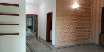 1 KANAL DESIGNER LUXURY UPPER PORTION AVAILABLE FOR RENT