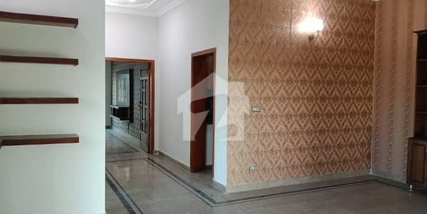 1 KANAL DESIGNER LUXURY UPPER PORTION AVAILABLE FOR RENT