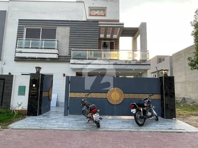 بحریہ آرچرڈ لاہور میں 5 کمروں کا 10 مرلہ مکان 1.45 لاکھ میں کرایہ پر دستیاب ہے۔