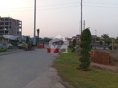 ڈیفینس روڈ لاہور میں 3 کنال رہائشی پلاٹ 21.0 کروڑ میں برائے فروخت۔