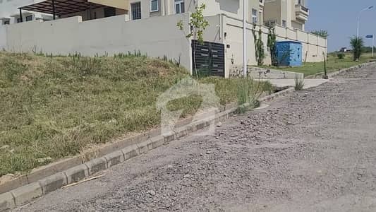 1 Kanal Corner Boulevard on main Sports Avenue ready to construct. Dem 3.10 Crore slightly negotiable.