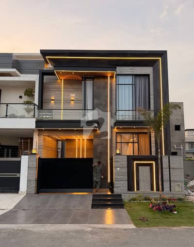 5 MARLA BRAND NEW ULTRA MODERN HOUSE FOR SALE NEAR TO PARK
