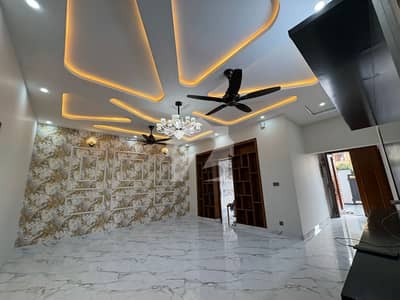 One Kanal House available For Rent