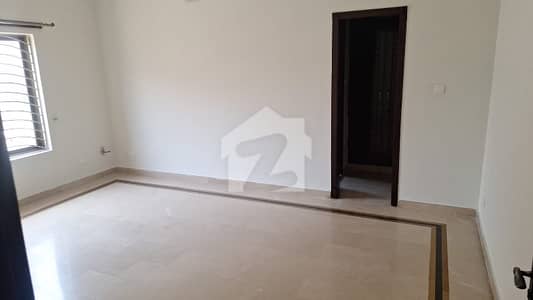 E-11/3 Size 1kinal Upper Portion 3 Bed Attached Bath Separate Gate