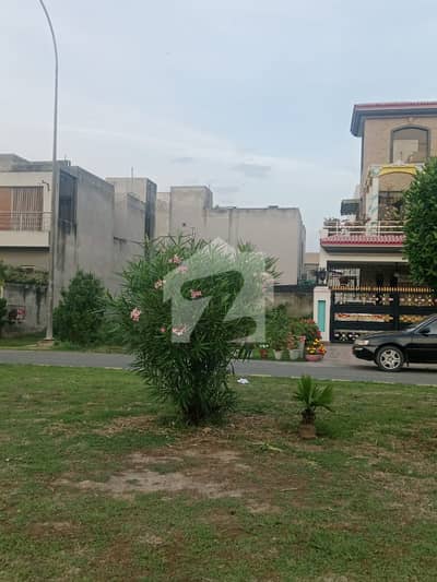 ڈی ایچ اے فیز 8 - بلاک یو فیز 8,ڈیفنس (ڈی ایچ اے),لاہور میں 1 کنال رہائشی پلاٹ 5.45 کروڑ میں برائے فروخت۔ ڈی ایچ اے فیز 8 - بلاک یو فیز 8,ڈیفنس (ڈی ایچ اے),لاہور میں 1 کنال رہائشی پلاٹ 5.45 کروڑ میں برائے فروخت۔