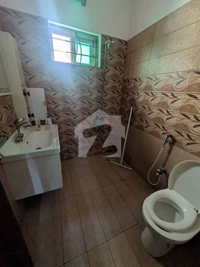 8 MARLA UPPER PORTION FOR RENT IN MILITARY ACCOUNT MAIN COLLEGE ROAD LHR