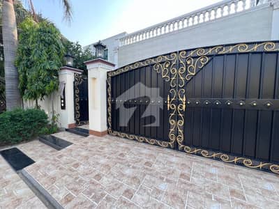ازمیر ٹاؤن لاہور میں 6 کمروں کا 1 کنال مکان 5.5 کروڑ میں برائے فروخت۔