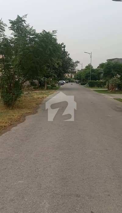 ڈی ایچ اے فیز 7 - بلاک ڈبلیو فیز 7,ڈیفنس (ڈی ایچ اے),لاہور میں 1 کنال رہائشی پلاٹ 4.3 کروڑ میں برائے فروخت۔
