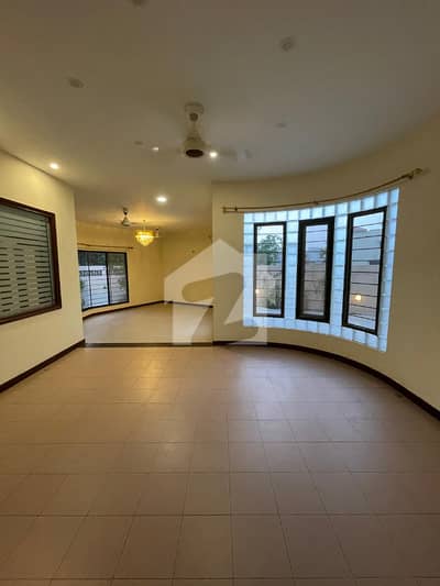 DHA PHASE 8, 500 Sq. Yards Bungalow for Sale only 15.5 Crore.