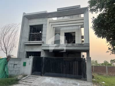 بحریہ آرچرڈ لاہور میں 5 کمروں کا 8 مرلہ مکان 1.7 کروڑ میں برائے فروخت۔