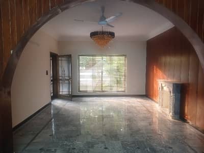 F10 Size 700 new tiles flooring 3beds Rent 180000 not Real Pic