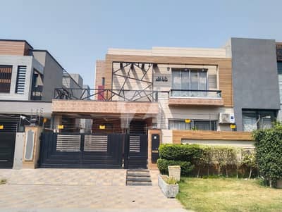 ڈی ایچ اے فیز 6 - بلاک ڈی فیز 6,ڈیفنس (ڈی ایچ اے),لاہور میں 4 کمروں کا 10 مرلہ مکان 6.0 کروڑ میں برائے فروخت۔