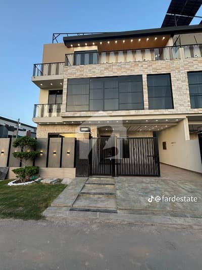 8.5 Marla Beautiful Park Facing Modern House For Rent In Buch Villas Multan
