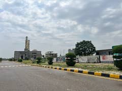 14 Marla Ideal Location Invester Price Plot For Sale Near Park Avinue