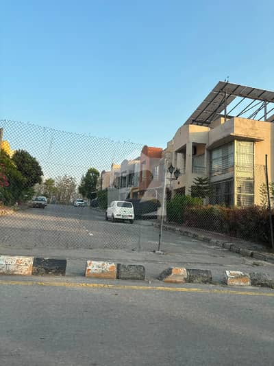 بحریہ ٹاؤن فیز 8 - عثمان ڈی بلاک بحریہ ٹاؤن فیز 8 ۔ سفاری ویلی,بحریہ ٹاؤن فیز 8,بحریہ ٹاؤن راولپنڈی,راولپنڈی میں 2 کنال رہائشی پلاٹ 3.2 کروڑ میں برائے فروخت۔