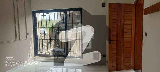 ڈی ۔ 12 اسلام آباد میں 5 کمروں کا 10 مرلہ مکان 11.5 کروڑ میں برائے فروخت۔