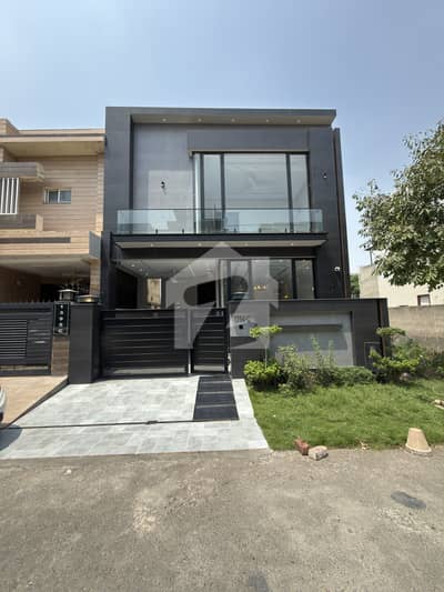5 MARLA ULTRA MODERN HOUSE AT PRIME LOCATION + REASONABLE ASKING | DHA 9 TOWN
