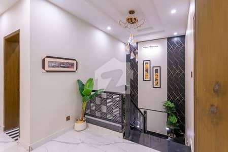 فیصل ٹاؤن لاہور میں 5 کمروں کا 10 مرلہ مکان 5.95 کروڑ میں برائے فروخت۔