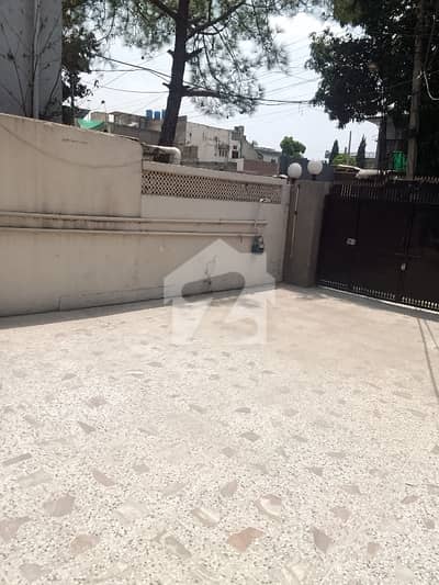 اصغر مال سکیم راولپنڈی میں 1 کنال Studio عمارت 4.5 لاکھ میں کرایہ پر دستیاب ہے۔