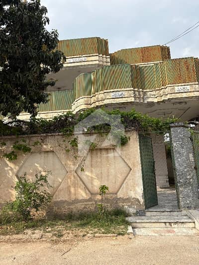 حیات آباد فیز 4 حیات آباد,پشاور میں 10 کمروں کا 1 کنال مکان 7.05 کروڑ میں برائے فروخت۔