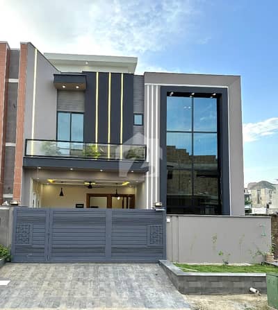 House Of 1800 Square Feet Is Available In Contemporary Neighborhood Of B-17