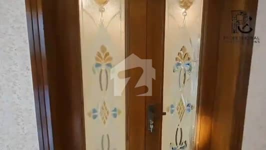 پنجاب یونیورسٹی سوسائٹی فیز 2 پنجاب یونیورسٹی ایمپلائیز سوسائٹی,لاہور میں 5 کمروں کا 10 مرلہ مکان 3.85 کروڑ میں برائے فروخت۔