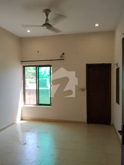 Room Near Emporium Mall And Ucp