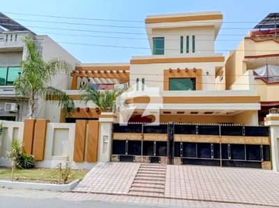 1 Kanal Used Owner Build House For Urgent Sale