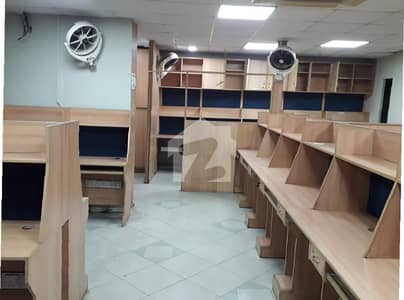 گلبرگ لاہور میں 2 کمروں کا 10 مرلہ دفتر 2.2 لاکھ میں کرایہ پر دستیاب ہے۔
