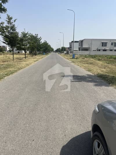 1 KANAL PRIME LOCATION PAIR PLOT AT THE BACK OF MAIN BOULEVARD ONE OF THE BEST LOCATIONS FOR FAMILIES