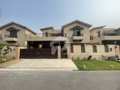 Well mentained 2022 model hut design shower cabins in washrooms 5 bedrooms house 2 bed on ground floor available urgent for sale with all utilities near to park