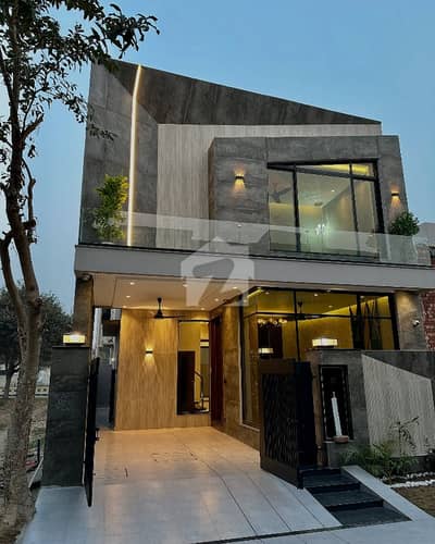 5 MARLA BEAUTIFUL MODERN DESIGN BUNGALOW BRAND NEW FOR RENT AT TOP LOCATION NEAR TO PARK