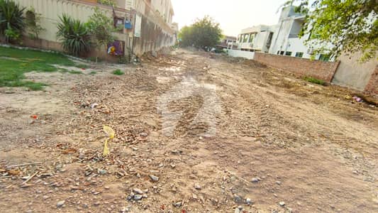 ڈی ایچ اے فیز 7 - بلاک یو فیز 7,ڈیفنس (ڈی ایچ اے),لاہور میں 1 کنال رہائشی پلاٹ 3.25 کروڑ میں برائے فروخت۔