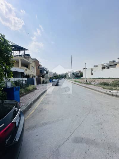 15 Marla Corner Plot For Sale