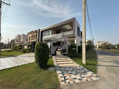 22 Marla Fully Furnished Corner House For Sale 6 Beds 60 Feet Road 7 Bathroom