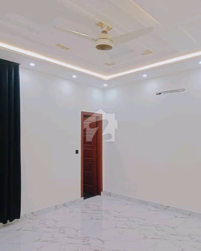 Prime Location 10 Marla House For sale In Gujranwala
