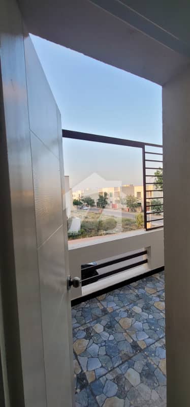 Ali Block 180 Square Yards Semi Corner 05 Bedrooms Villa For Sale
