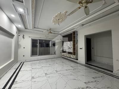 Main Road 6 Beds Huge Lower Portion + Basement