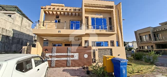 8Marla ideal location Solid constructed Corner house up for rent