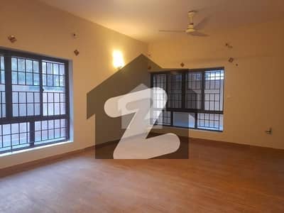 E-11 Very Beautiful 10 Marla House Having 6 Bedrooms Attached Washrooms DD TV Lounge Servant Quarter Demand 7.25 Crore